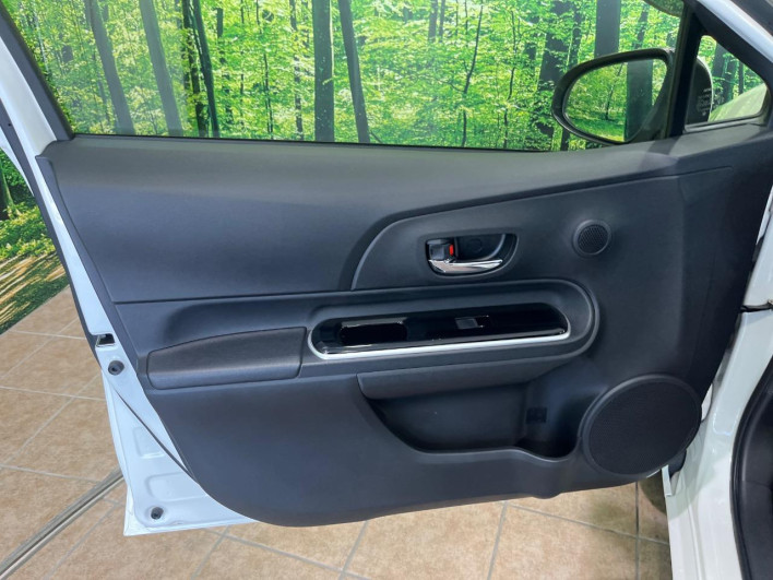 2015 Toyota Aqua DAA-NHP10 (UW-6a1e4a10936f3)[18]