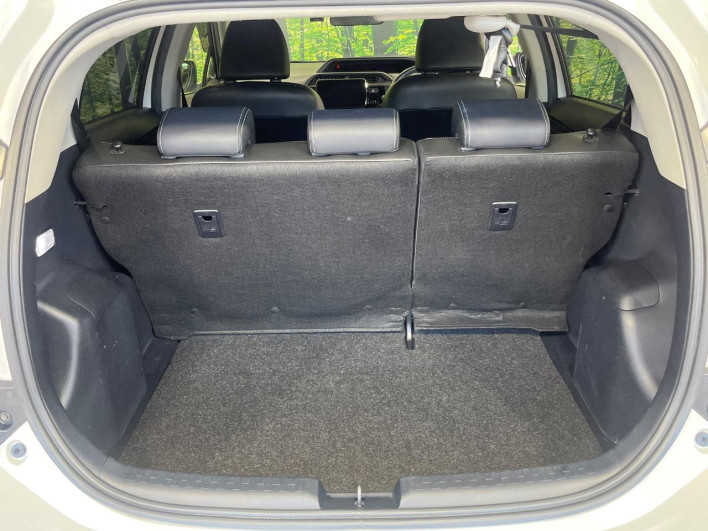 2015 Toyota Aqua DAA-NHP10 (UW-6a1e4a10936f3)[4]
