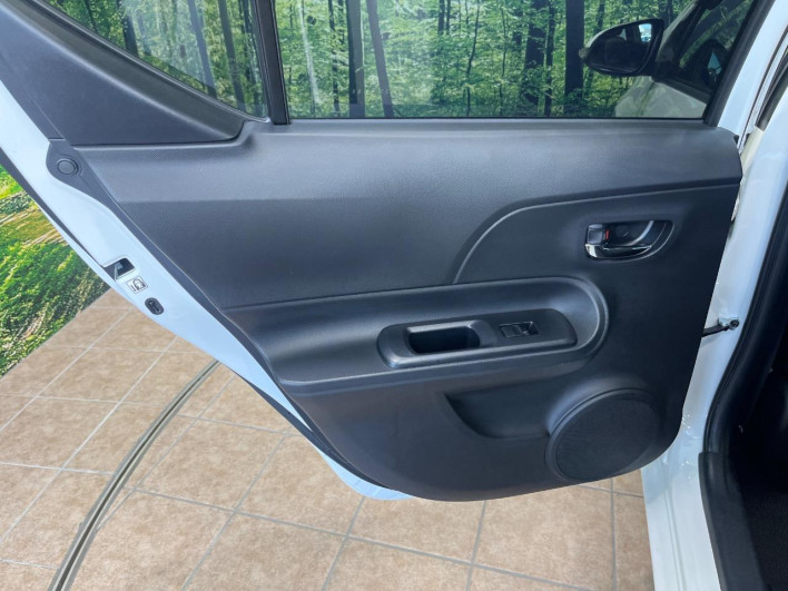 2015 Toyota Aqua DAA-NHP10 (UW-6a1e4a10936f3)[17]