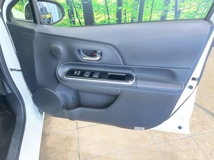 2015 Toyota Aqua DAA-NHP10 (UW-6a1e4a10936f3)[11]