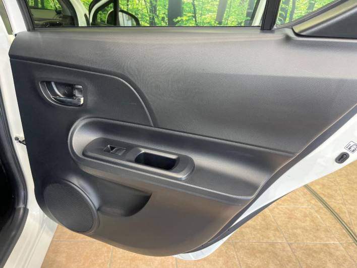 2015 Toyota Aqua DAA-NHP10 (UW-6a1e4a10936f3)[13]