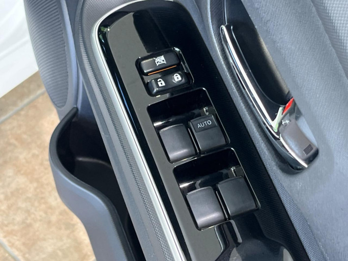 2015 Toyota Aqua DAA-NHP10 (UW-6a1e4a10936f3)[12]