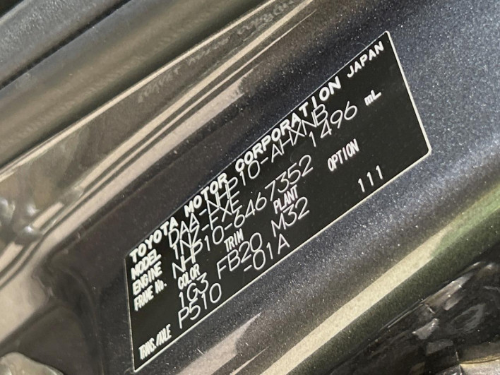 2015 Toyota Aqua DAA-NHP10 (UW-6a1e4a1101003)[1]