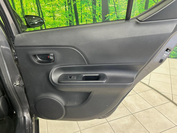 2015 Toyota Aqua DAA-NHP10 (UW-6a1e4a1101003)[28]