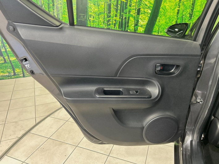 2015 Toyota Aqua DAA-NHP10 (UW-6a1e4a1101003)[25]