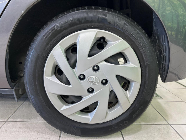 2015 Toyota Aqua DAA-NHP10 (UW-6a1e4a1101003)[11]