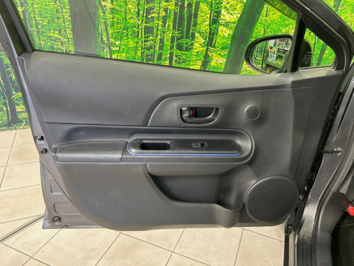 2015 Toyota Aqua DAA-NHP10 (UW-6a1e4a1101003)[26]