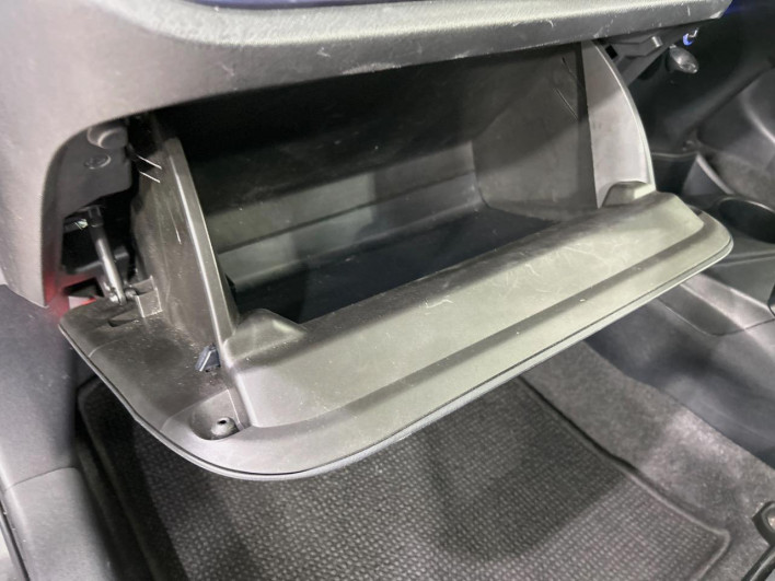 2015 Toyota Aqua DAA-NHP10 (UW-6a1e4a1101003)[27]