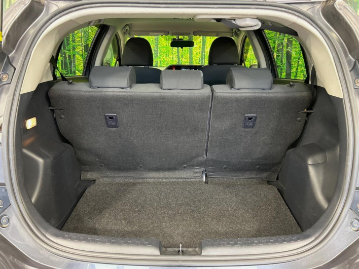 2015 Toyota Aqua DAA-NHP10 (UW-6a1e4a1101003)[17]