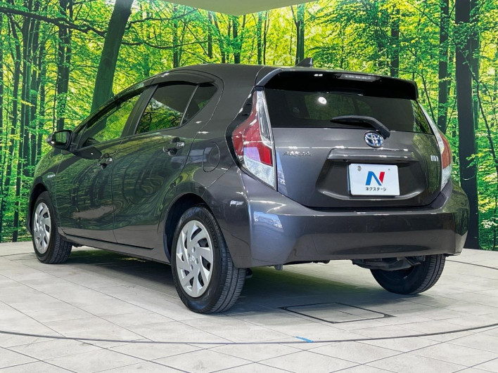 2015 Toyota Aqua DAA-NHP10 (UW-6a1e4a1101003)[14]