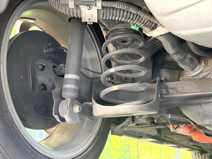 2017 Toyota Vitz DAA-NHP130 (UW-6a1e4a14a7e92)[10]