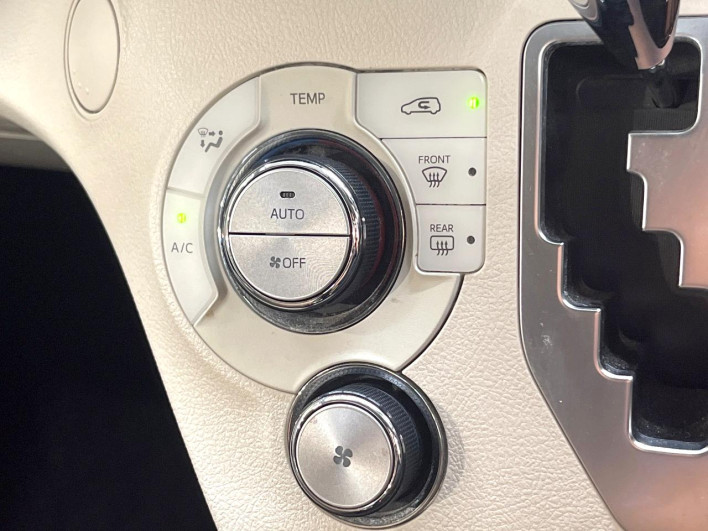 2015 Toyota Sienta DAA-NHP170G (UW-6a1e4a154c92a)[22]