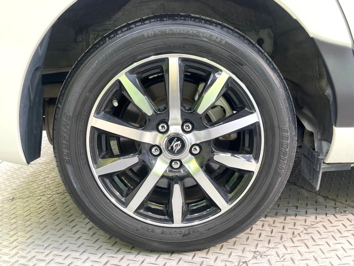 2017 Toyota Sienta DAA-NHP170G (UW-6a1e4a15e56bc)[12]