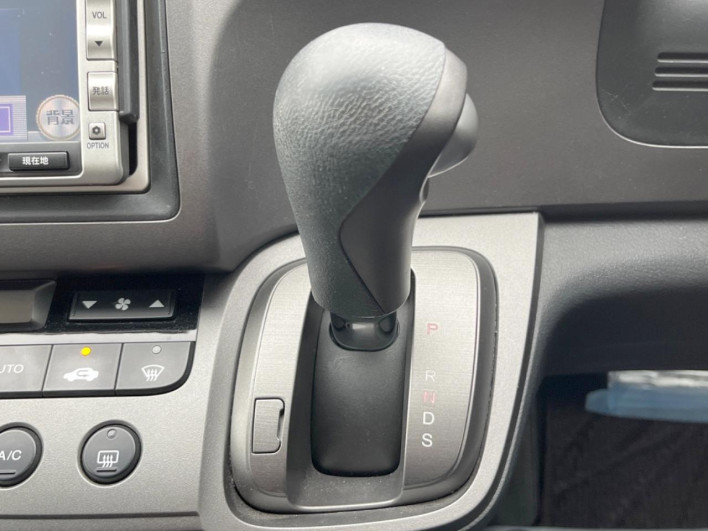 2007 Honda Stream DBA-RN6 (UW-6a1e4a2813bdf)[20]