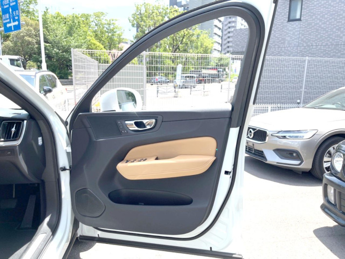 2018 Volvo XC60 LDA-UD4204TXC (UW-6a1e4a6e755e8)[18]