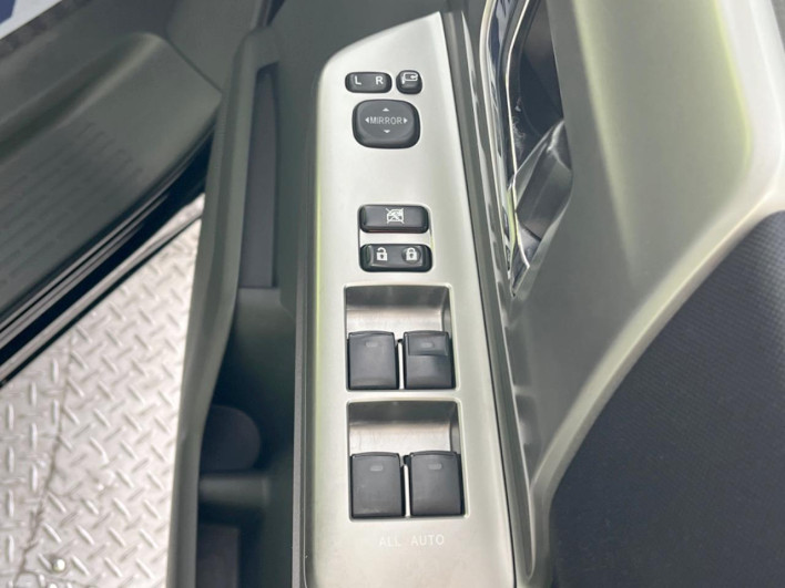 2008 Toyota Voxy DBA-ZRR70W (UW-6a1e4a7f622b1)[18]
