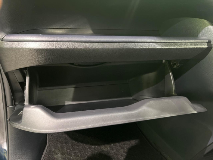 2015 Toyota Voxy DBA-ZRR80W (UW-6a1e4a81426b7)[4]