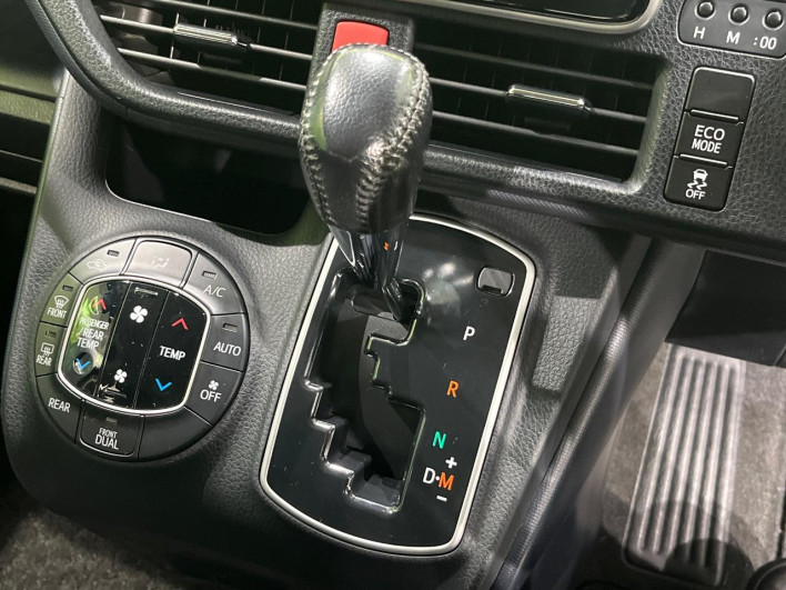 2015 Toyota Voxy DBA-ZRR80W (UW-6a1e4a81426b7)[22]