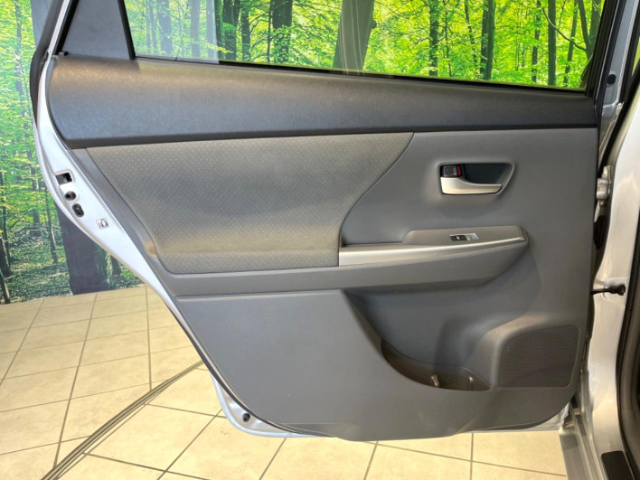 2011 Toyota Prius α DAA-ZVW41W (UW-6a1e4a96ecc3d)[20]