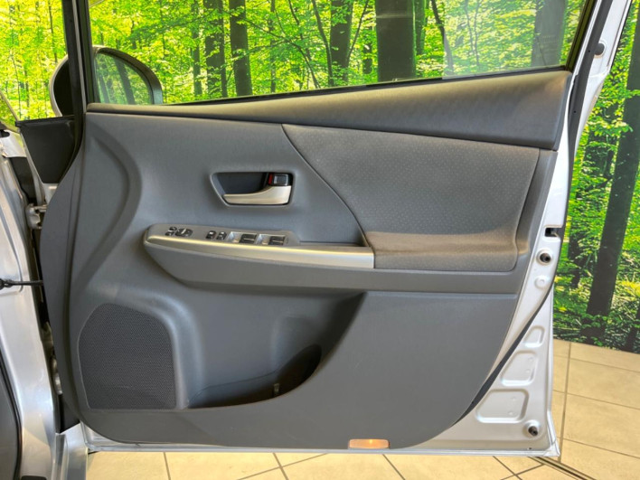 2011 Toyota Prius α DAA-ZVW41W (UW-6a1e4a96ecc3d)[22]
