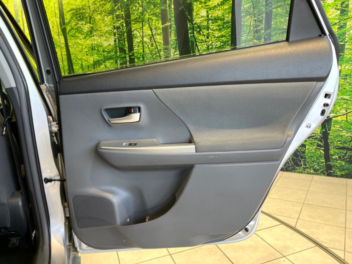 2011 Toyota Prius α DAA-ZVW41W (UW-6a1e4a96ecc3d)[21]