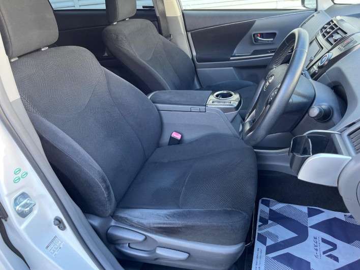 2013 Toyota Prius α DAA-ZVW41W (UW-6a1e4a9758a8b)[12]