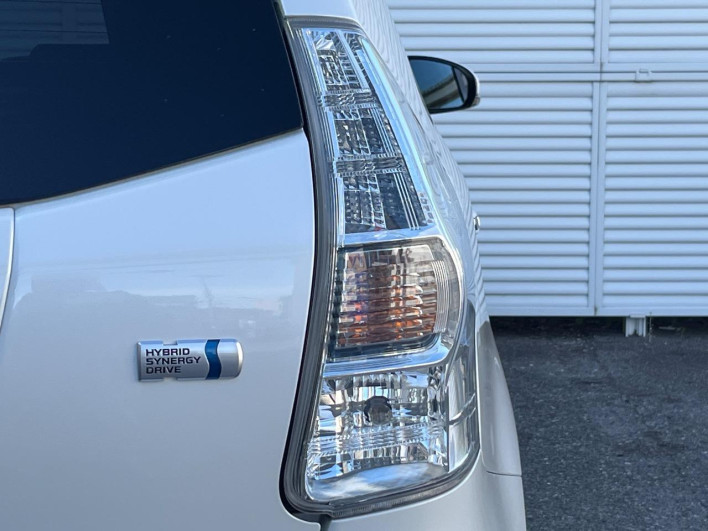 2013 Toyota Prius α DAA-ZVW41W (UW-6a1e4a9758a8b)[16]