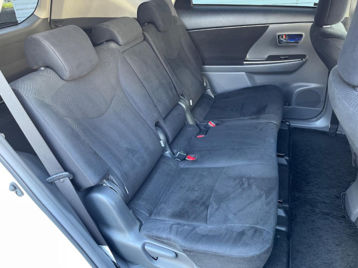 2013 Toyota Prius α DAA-ZVW41W (UW-6a1e4a9758a8b)[11]