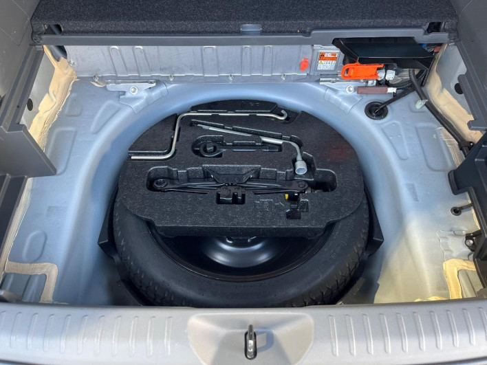 2013 Toyota Prius α DAA-ZVW41W (UW-6a1e4a9758a8b)[22]