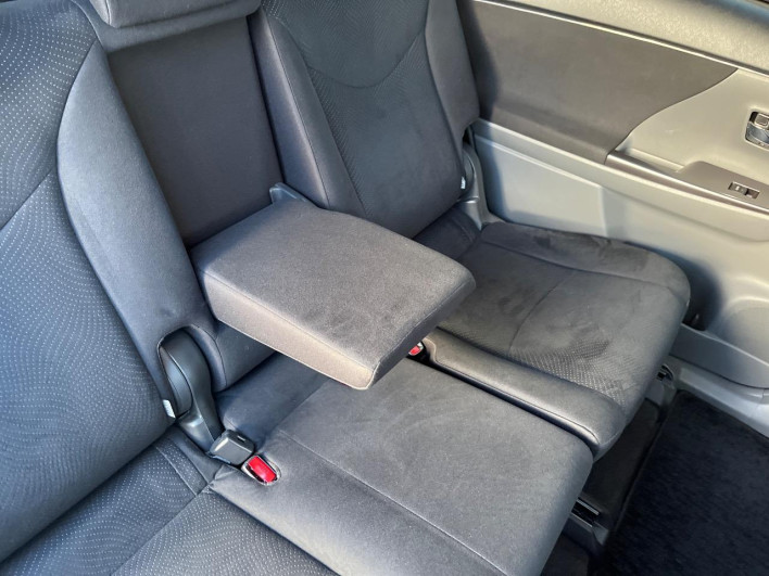 2013 Toyota Prius α DAA-ZVW41W (UW-6a1e4a9758a8b)[29]