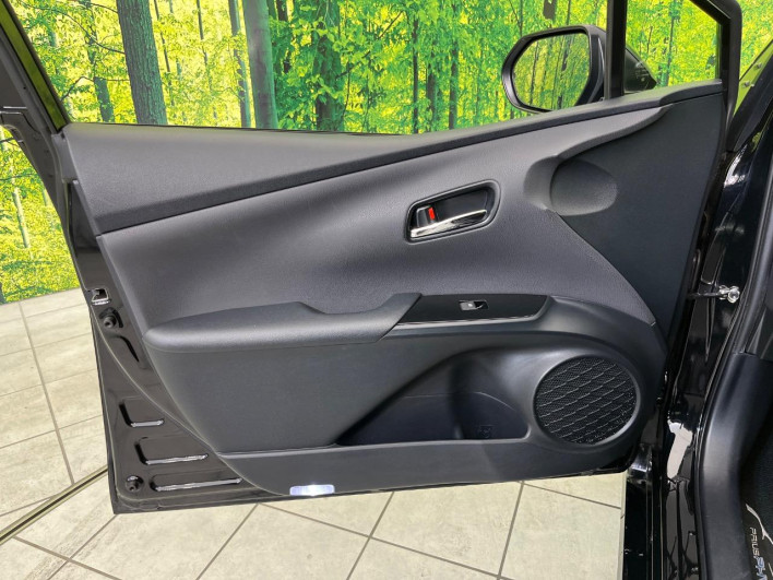 2017 Toyota Prius PHV DLA-ZVW52 (UW-6a1e4a9f828b7)[24]