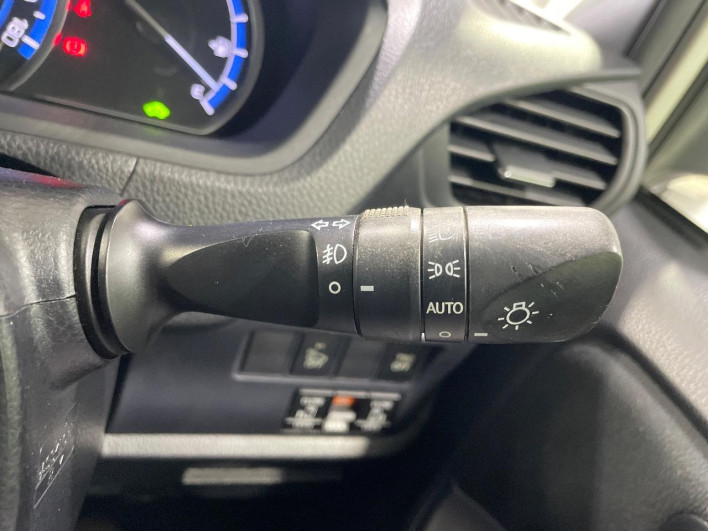 2015 Toyota Voxy DAA-ZWR80G (UW-6a1e4aa60ccd7)[28]