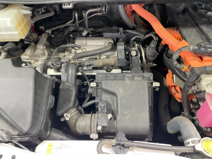 2015 Toyota Voxy DAA-ZWR80G (UW-6a1e4aa60ccd7)[4]