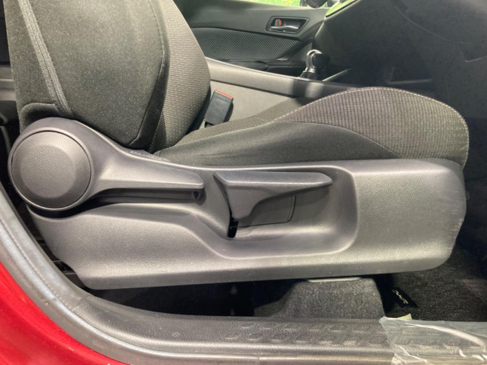 2017 Toyota C-HR DAA-ZYX10 (UW-6a1e4ab5253d7)[27]
