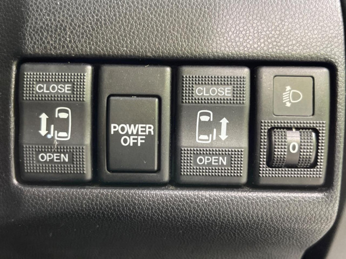 2012 Mazda Premacy DBA-CWEAW (UW-6a1f9a56c0a25)[17]