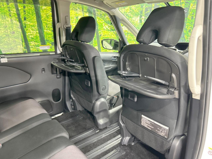 2017 Nissan Serena DAA-GFC27 (UW-6a1f9a7851073)[25]