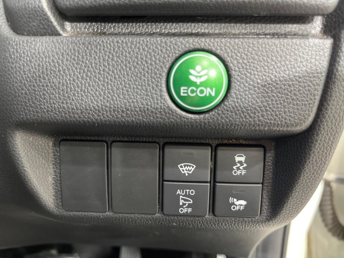 2015 Honda Fit Hybrid DAA-GP6 (UW-6a1f9a8316abf)[12]