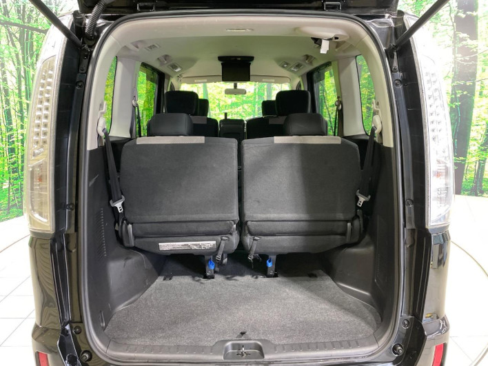 2013 Nissan Serena DAA-HC26 (UW-6a1f9a915130b)[12]