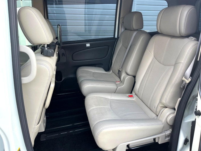 2014 Nissan Serena DAA-HFC26 (UW-6a1f9a9a1eb14)[24]