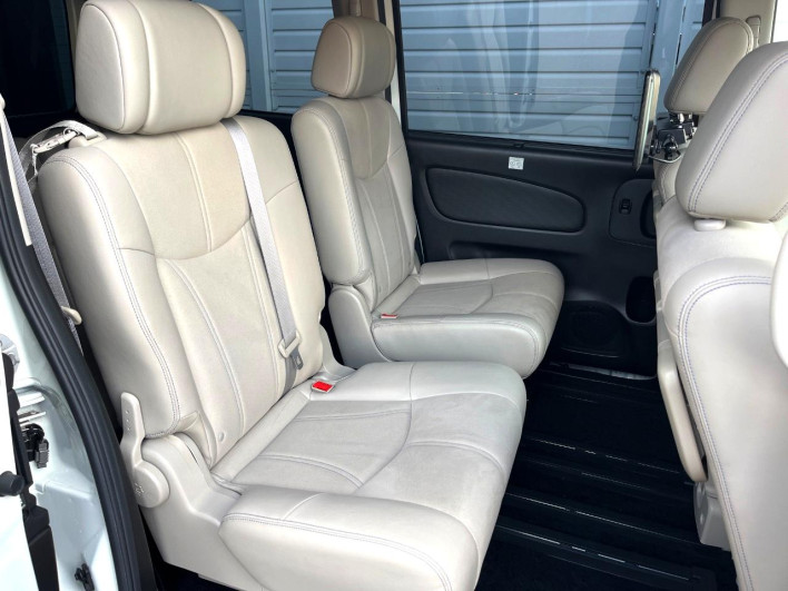 2014 Nissan Serena DAA-HFC26 (UW-6a1f9a9a1eb14)[18]