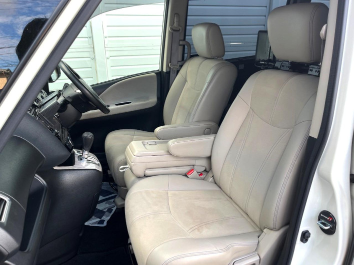 2014 Nissan Serena DAA-HFC26 (UW-6a1f9a9a1eb14)[23]