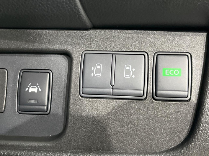 2015 Nissan Serena DAA-HFC26 (UW-6a1f9a9b107d7)[19]