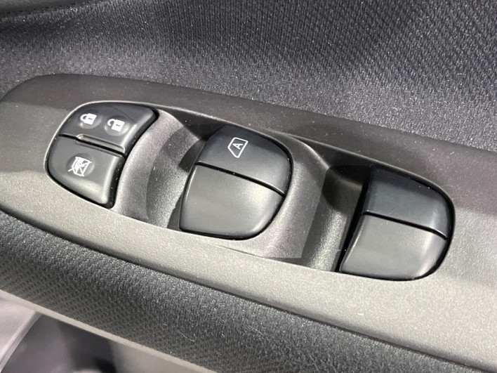 2015 Nissan Serena DAA-HFC26 (UW-6a1f9a9b107d7)[16]