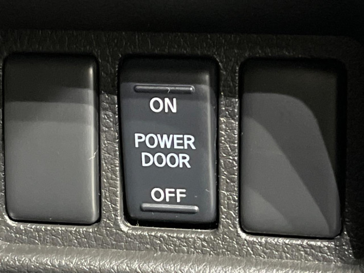 2015 Nissan Serena DAA-HFC26 (UW-6a1f9a9b107d7)[21]