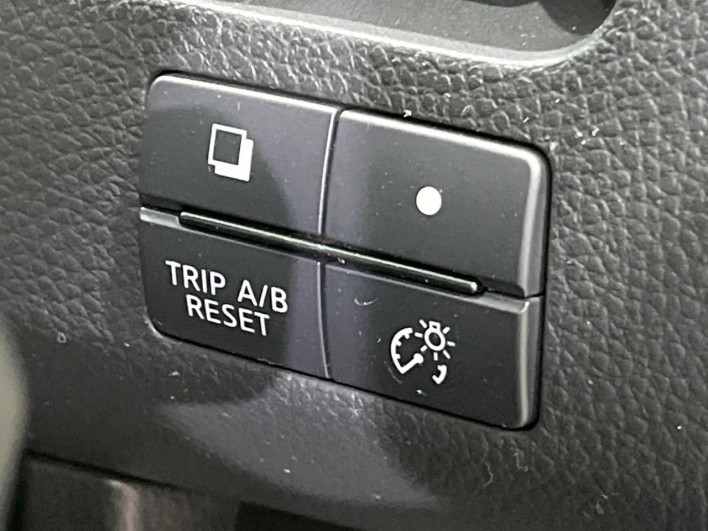 2015 Nissan Serena DAA-HFC26 (UW-6a1f9a9b107d7)[18]