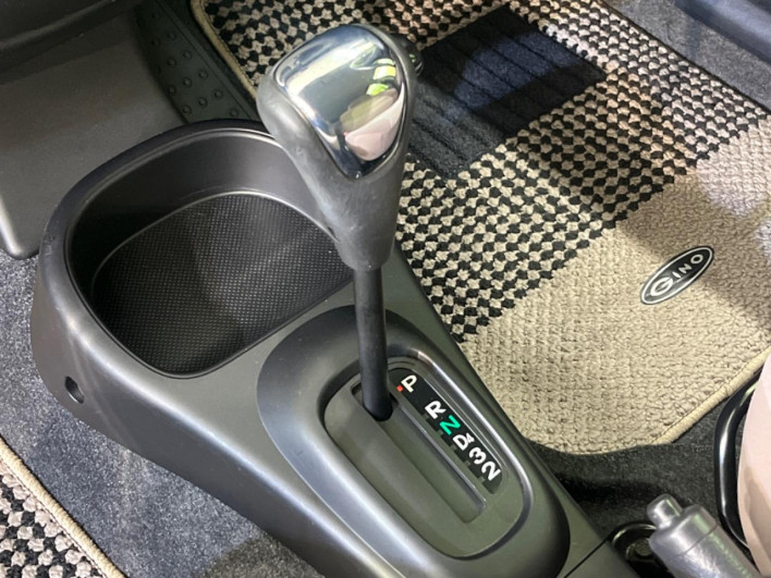 2005 Daihatsu Mira Gino CBA-L660S (UW-6a1f9aed8e6a3)[25]