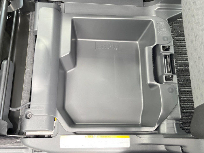 2020 Toyota Pixis Mega DBA-LA700A (UW-6a1f9b078e0d5)[24]