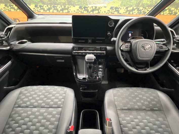 2022 Toyota Voxy 6BA-MZRA95W (UW-6a1f9b83cffb4)[18]