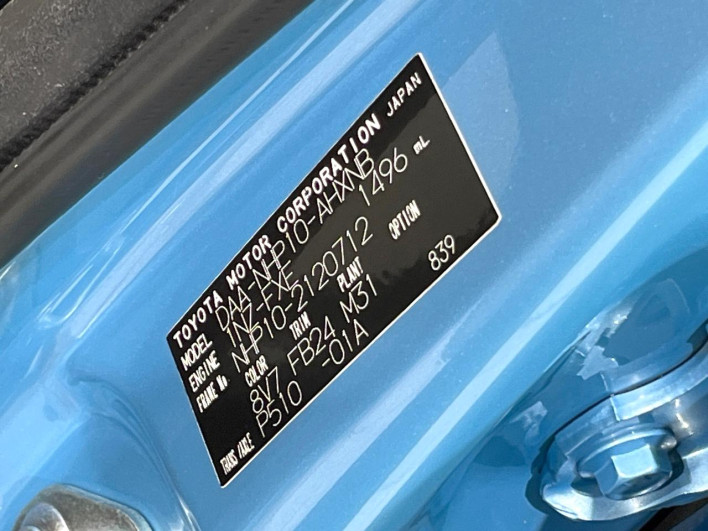 2012 Toyota Aqua DAA-NHP10 (UW-6a1f9b882580c)[1]
