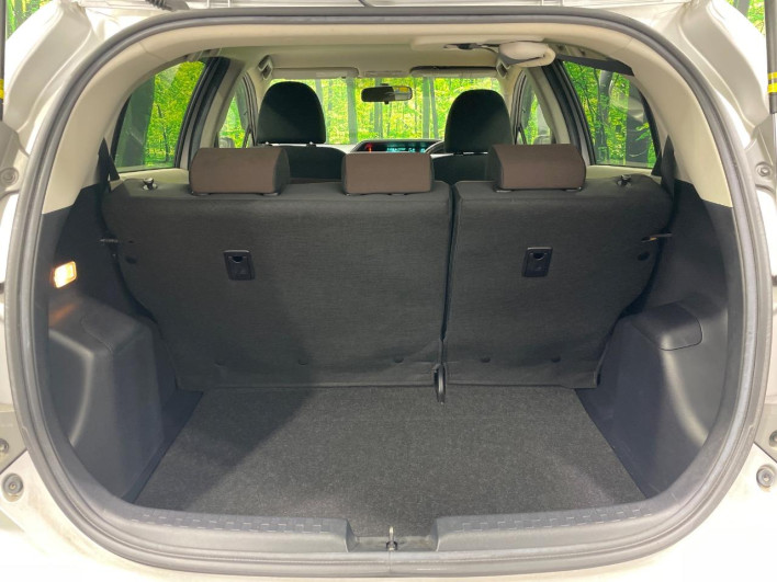 2013 Toyota Aqua DAA-NHP10 (UW-6a1f9b8844cf2)[21]